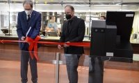 Uni-Präsident Prof. Pauli eröffnet die Selbstbedienungsausleihe in der Zentralbibliothek.