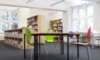 In der neuen und modernen Bibliothek können Studierende in Ruhe lernen und recherchieren.