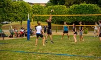 Studenten spielen Volleyball auf dem Campus Gera