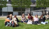 Studenten in der Pause am Campus Gera