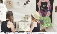 Illustrationsstudentin präsentiert ihre Werke beim Open Source Festival