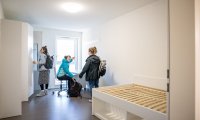 Zimmer des neu erbauten Studierendenwohnheims auf dem EH Freiburg Campus