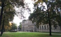 Im Kollegienhaus im Erlanger Schlossgarten finden Vorlesungen und Seminare statt