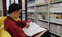 Studentin in der Bibliothek der HKS