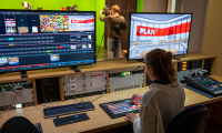 Im Regieraum des TV-Studios werden alle Elemente der Live-Produktion und Aufzeichnung gesteuert.