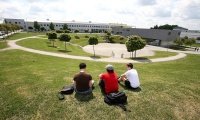 Studierende mit Blick über Campus Zweibrücken