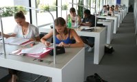 Studierende in der Bibliothek der HNU