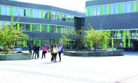 Ein moderner Campus lädt zum Studieren ein