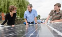 Diskussion zu erneuerbaren Energien - an einem von zwei hochschuleigenen Solarbooten