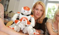 Studierende der Assistiven Technologien arbeiten mit humanoiden Robotern.
