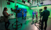 Für die crossmediale Ausbildung steht ein eigenes Fernsehstudio zur Verfügung