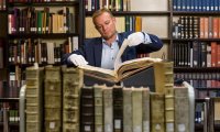 In der Handschriftensammlung sind hunderte Jahre alte Schriften für Forschungsarbeiten verfügbar