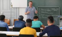 Studierende der Initiative "tun.starthilfe" geben Geflüchteten Sprachunterricht