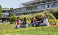 Der Campus der KU bietet viele grüne Oasen zum Lernen und Entspannen