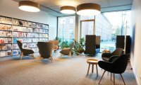 Loungebereich zum Lesen und Stöbern in der TH OWL Bibliothek auf dem Kreativ Campus Detmold