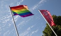 Ein Zeichen für Toleranz und Diversität: Die Regenbogenflagge weht auf dem Universitätsplatz