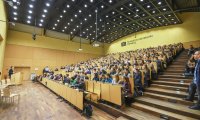 Lehrveranstaltungen, wie Vorlesungen u. Seminare finden in modernen Gebäuden der Universität statt