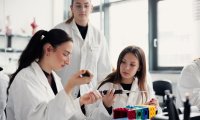 In den teutolabs der Uni Bielefeld können Schüler*innen Naturwissenschaften erleben. 