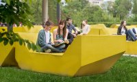Studierende auf den gelben Enzi-Möbeln