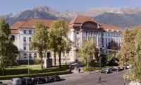 Das Hauptgebäude der Uni Innsbruck im Sommer