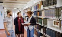 Die neue Universitätsbibliothek beherbergt umfassende Literaturbestände zahlreicher Fachbereiche.