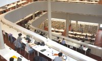 In der Universitätsbibliothek stehen Arbeitsplätze und Gruppenarbeitsräume zur Verfügung.
