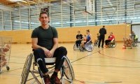 Gerd Herold ist querschnittsgelähmt und unterrichtet Studierende im Rollstuhlbasketball.