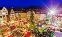 Festlich geschmückte Stände auf dem Marktplatz zum alljährlichen Jenaer Weihnachtsmarkt.
