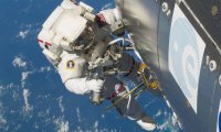 Ein Astronaut führt eine Reparatur an der Außenhülle der ISS durch