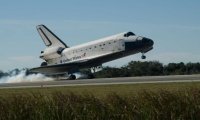 Ein Space Shuttle bei seiner Rückkehr auf die Erde
