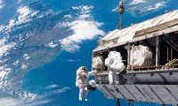 Zwei Astronauten beim Weltraumspaziergang