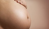 Der Bauch einer schwangeren Frau