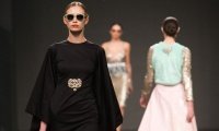 Models präsentieren die neueste Kollektion auf der Fashionshow