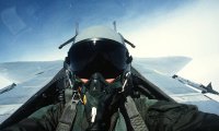 Kampfjet-Piloten tragen an Bord eine Sauerstoffmaske