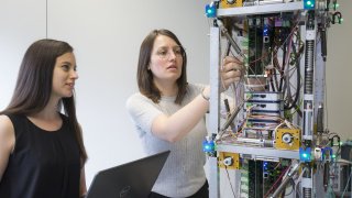 Zwei wissenschaftliche Mitarbeiterinnen arbeiten an einem Hochhaus-Modell