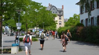 3: Studierende auf dem Weg zur nächsten Vorlesung / Blick auf den Campus von der Nibelungenallee