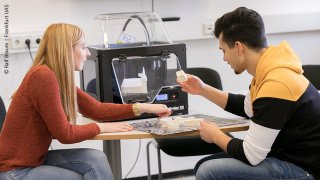Studierende mit einem 3D Print im Labor für Geoinformation