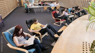 In der Bibliothek stehen den Studierenden ruhige Orte zum Lernen zur Verfügung.