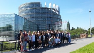 Gruppe Studierender vor dem EU Parlament in Straßburg