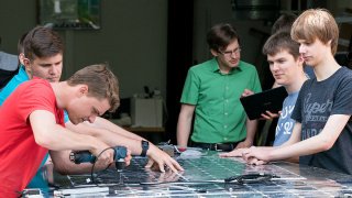 Studentische Projekte: Solarboot, Akkuschauberrennen