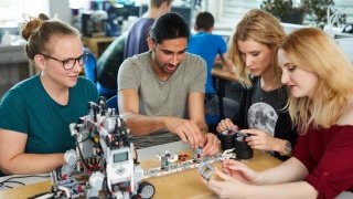 Mechatronik-Studierende formen die Zukunft