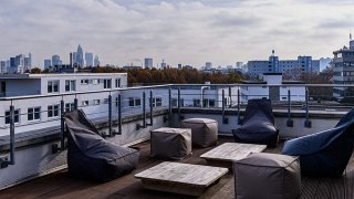 Entspannung bieten unsere Dachterrassen am Campus. Hier am Standort Frankfurt.