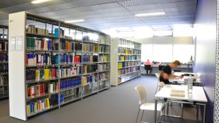 Die Bibliothek bietet Zugriff auf einen umfangreichen Bestand an analogen und digitalen Fachmedien