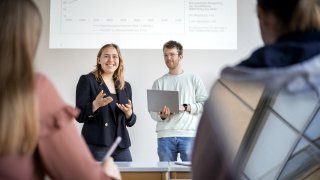 Wirtschafts-Studierende der Hochschule Osnabrück halten einen Vortrag