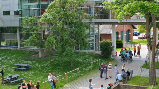Der Campus teilt sich in Haupt- und Neubau, die durch einen idyllischen Innenhof getrennt werden.