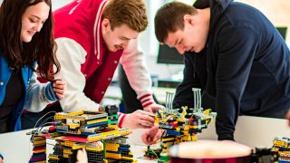 Studierenden arbeiten an Legoroboter im Labor. Master Informatik Technische Hochschule Brandenburg