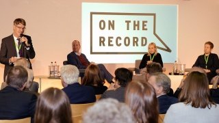 Die Konferenz für Wirtschaft, Politik und Journalismus "On the record" mit hochkarätigen Gästen
