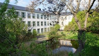 Hochschulgebäude der TU Dresden im Grünen