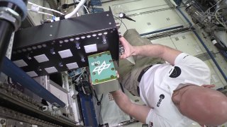 Alexander Gerst assistiert uns bei einem Experiment auf der ISS.