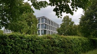 Das Forschunsgebäude "Weltbeziehungen", in dem die Willy Brandt School residiert